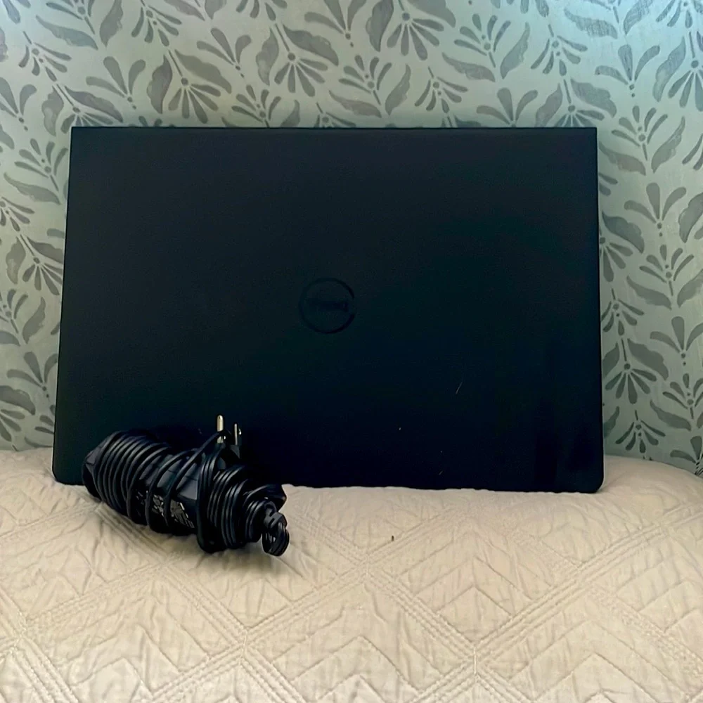 Dell lab top + charger, Inspiron 15 (3000 series)